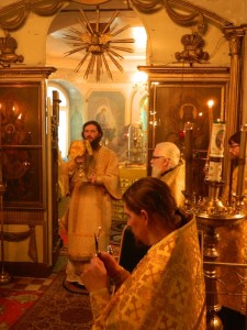 episkop-feodor-vozglavil-liturgiju-v-hrame-carevicha-dimitrija-na-pole_30